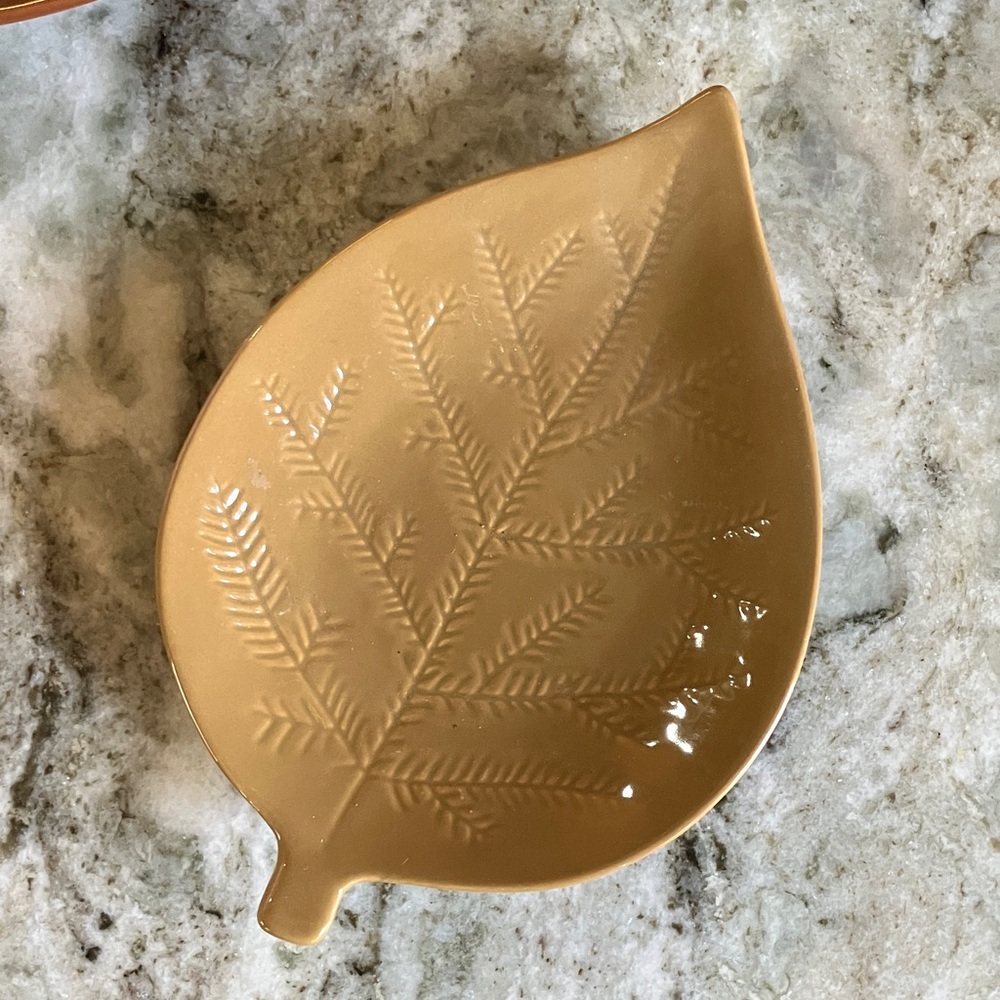 Crate & Barrel Autunno Appetizer Plates--Leaf Shaped Set of 3 - Picture 3 of 7